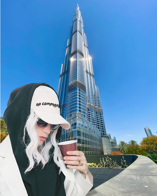 femme avec casquette no comment devant burj khalifa