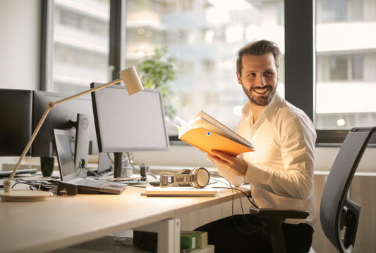 homme qui travaille et qui sourit