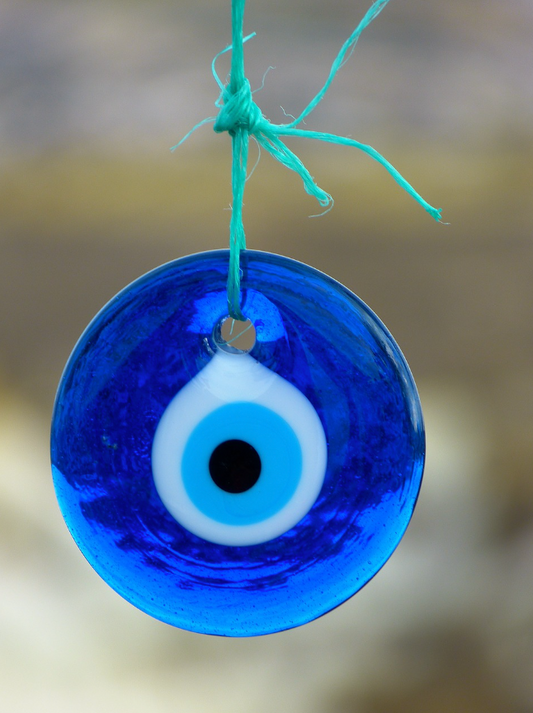 oeil de nazur suspendu