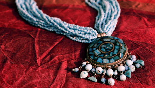 collier avec pendentif en pierre