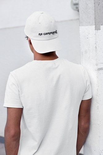 homme de dos qui porte casquette Ayoun a l'envers, il y a écrit No comment