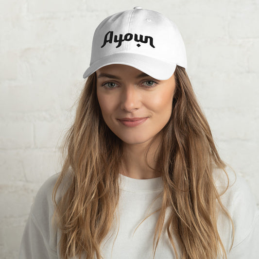 Femme blonde qui porte casquette Ayoun blanche