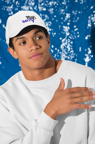 homme stylé qui porte une casquette blanche Ayoun