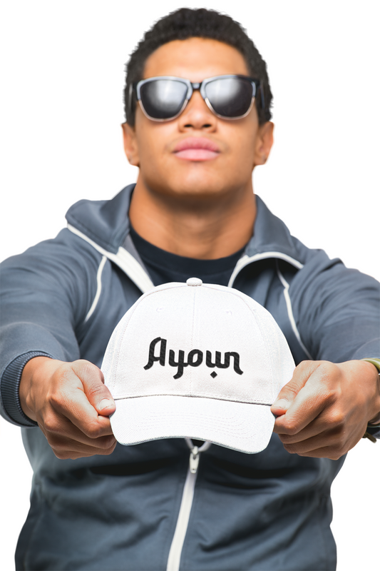homme avec dans ses main une casquette Ayoun
