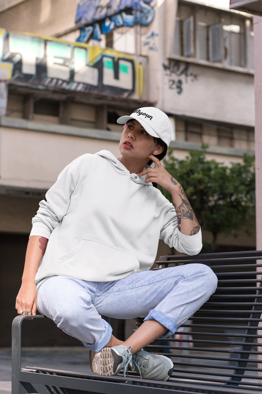 femme sur un blanc portant casquette Ayoun blanche