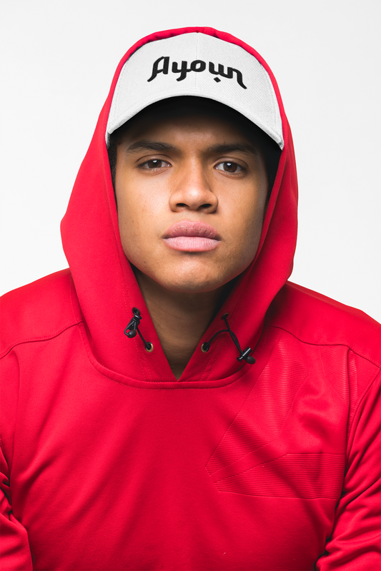 casquette Ayoun porte par un homme en capuche rouge