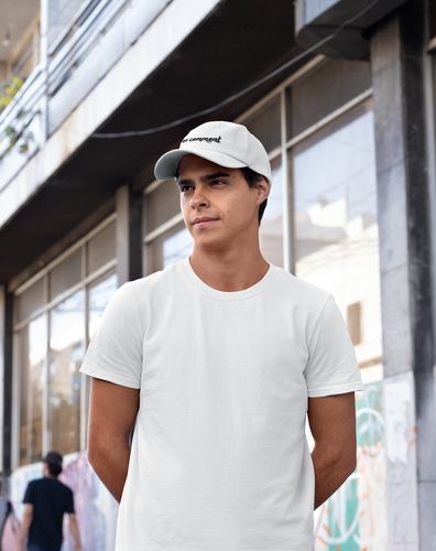 homme qui porte casquette Ayoun