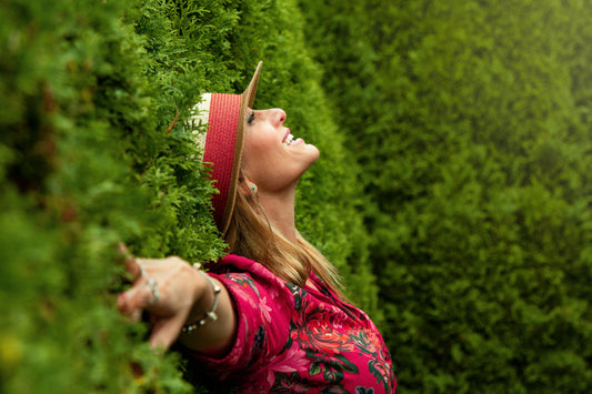 femme sur l'herbe qui sourit