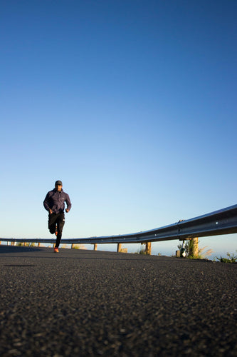 un homme court sur une route