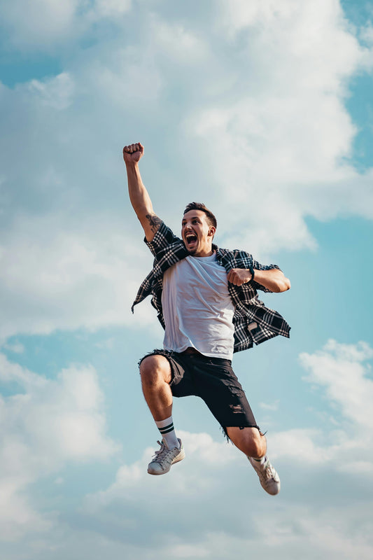 homme qui saute au ciel de joie