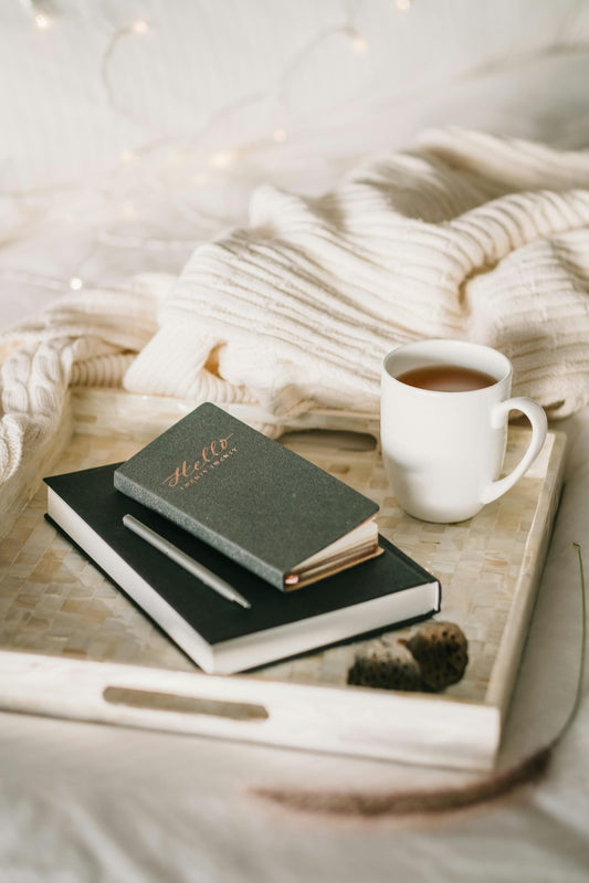 cahier avec café dans un plateau