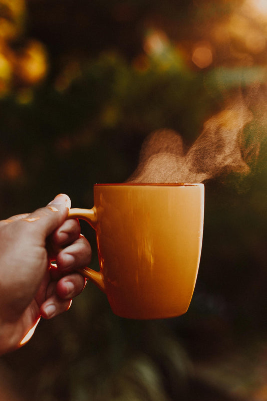 tasse de cafe dans main