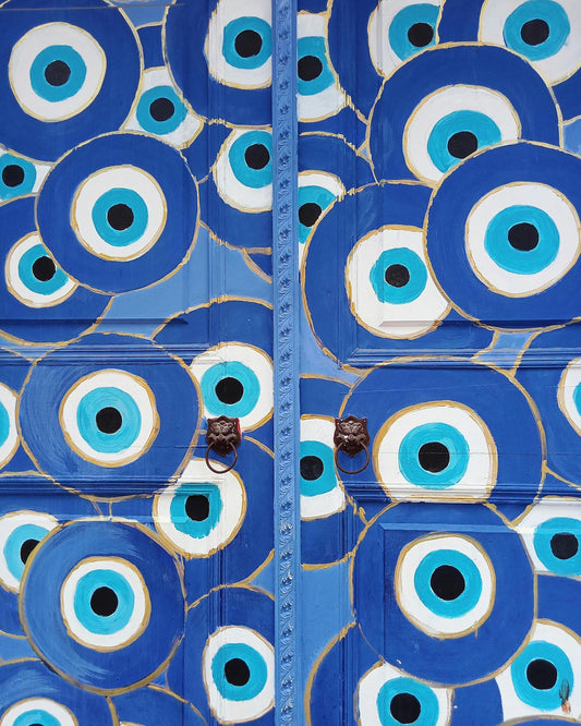 porte avec de syeux contre le mauvais oeil