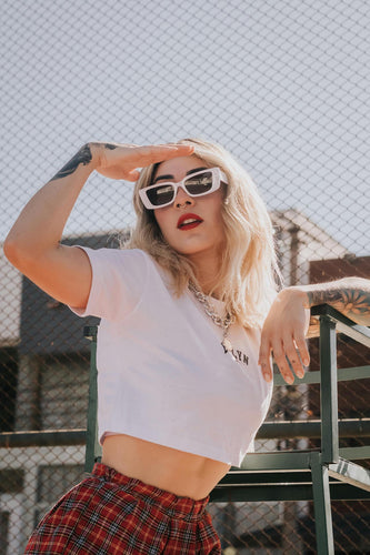 femme avec des lunette qui regarde vers l'horizon