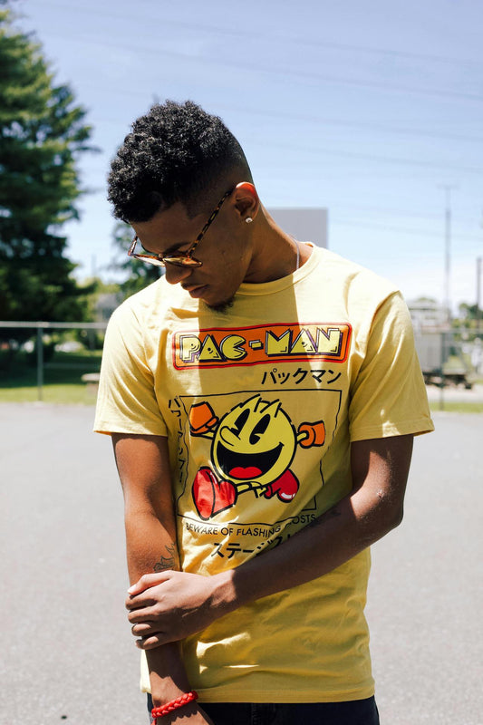 Homme portant un t shirt jaune stylé