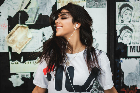 femme qui écoute de la musique