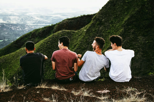4 amis qui rigolent dans la nature
