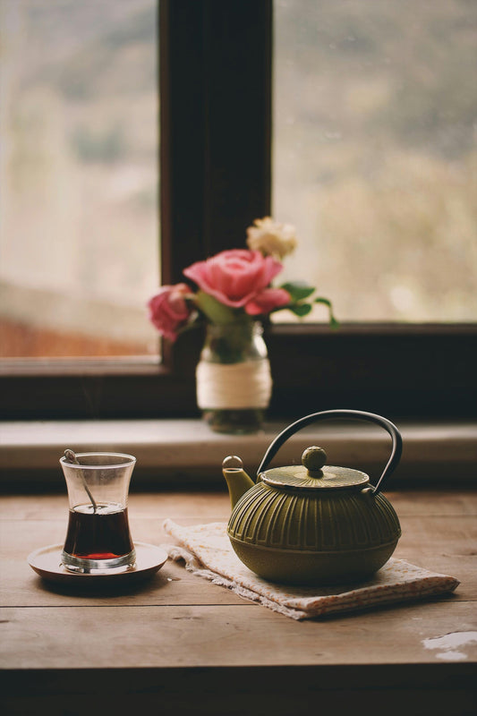 tasse de the pose sur une table