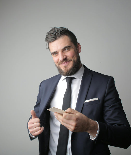 homme en costume qui sort sa carte de visite