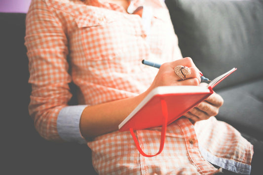 une personne qui prend des notes