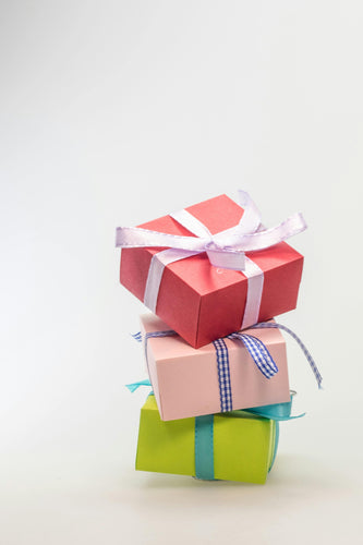 3 petit paquet cadeaux mis les uns sur les autres