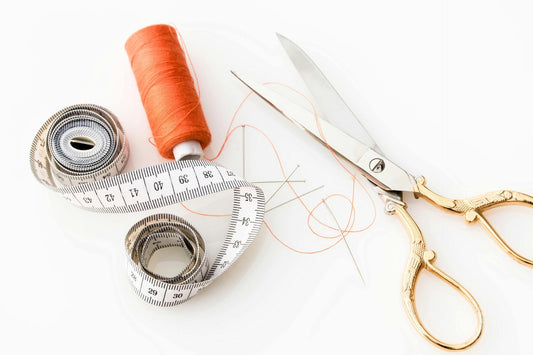 kit de couture sur une table