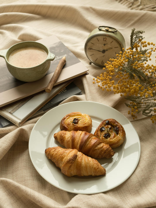 assiette de croissants avec un café