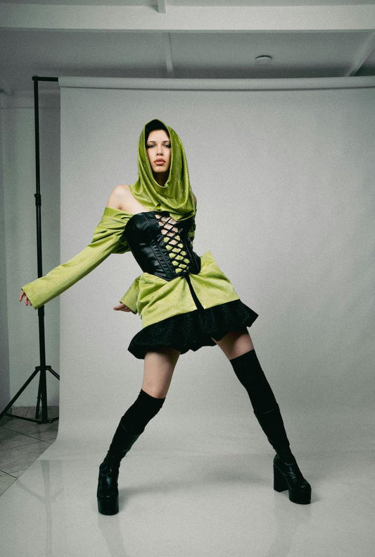 femme qui fait des photos dans un studio
