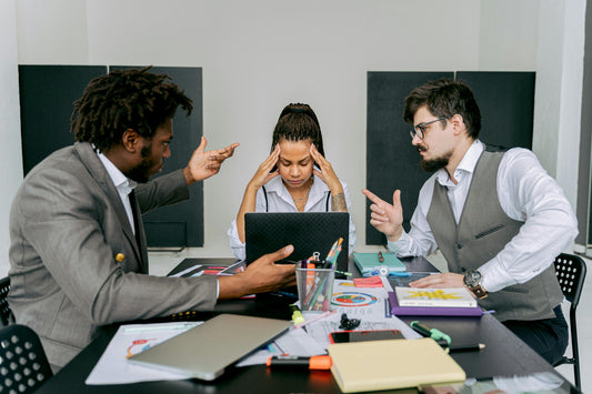 réunion entre 3 personnes qui se disputent