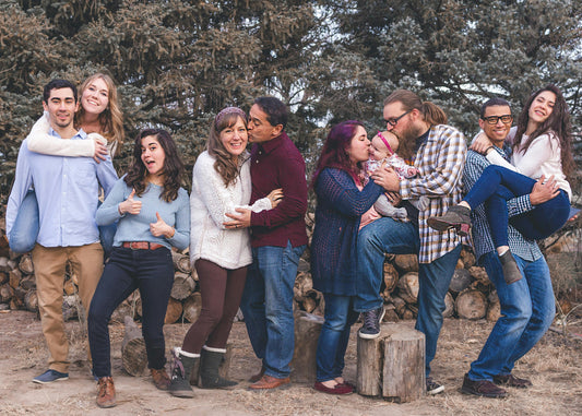 grande famille qui prend une photo