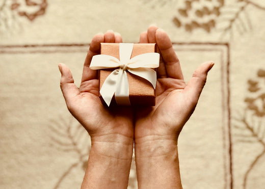 cadeau dans les mains