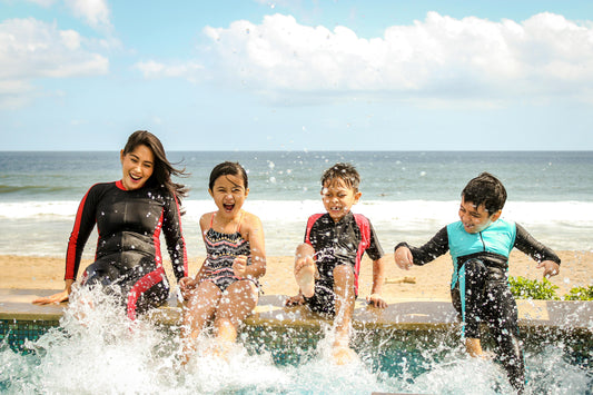 femmes qui jouent á la plage avec ses enfants