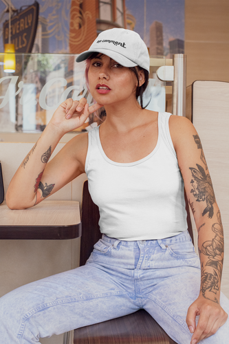 femme assise portant une casquette blanche Ayoun écrit no comment