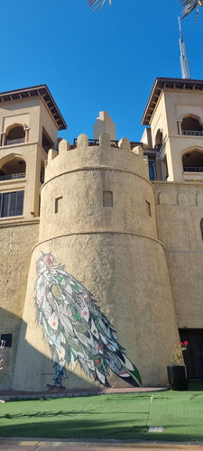 monument a Dubai avec peinture d un aigle sur le mur