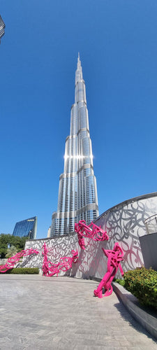 burj khalifa avec des oeuvre d arts a ses pieds
