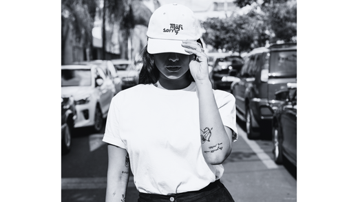 femme tête baissée porte casquette Ayoun " Mafi Sorry"