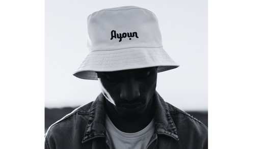 homme qui porte un béret Ayoun