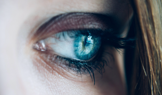 oeil bleu d'une femme