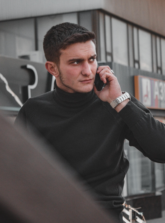 Hommes occupé au telephone