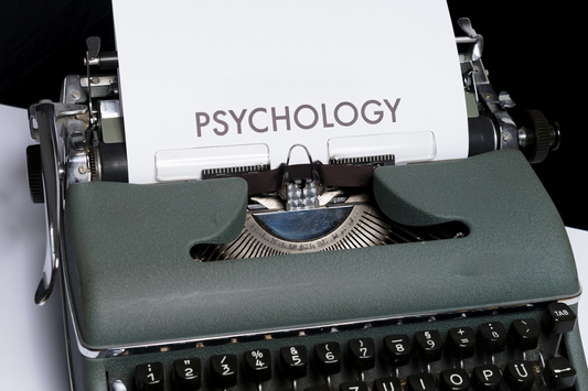 machine a tapper impression avec écrit sur le papier" PSYCHOLOGY"