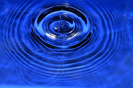 goutte d'eau qui tombe dans l'eau