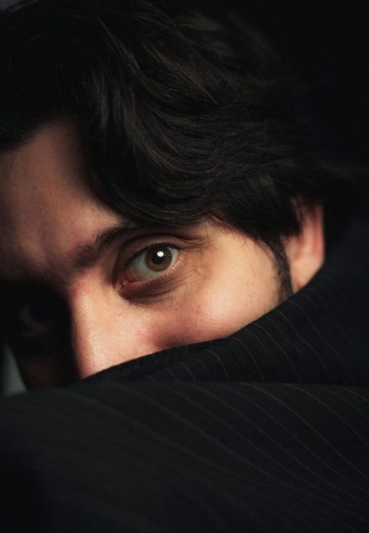 homme mystérieux regardant la caméra 