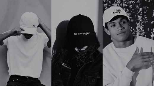 3 personnes portent des casquettes