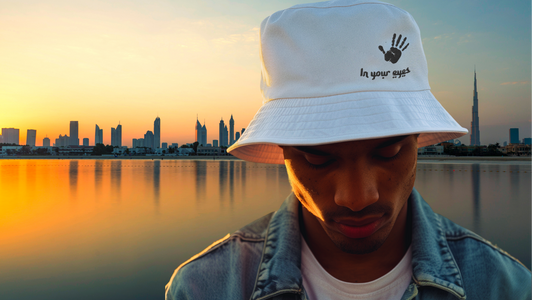 homme avec un bob 5 on your eyes arrière plan Dubai