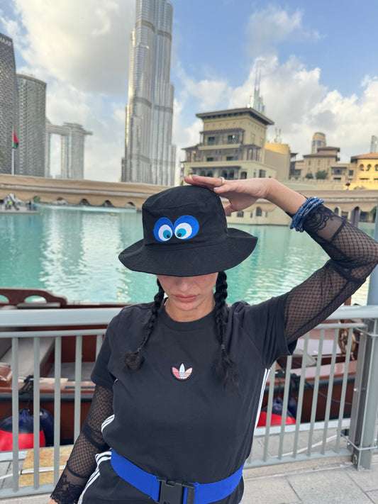 femme avec casquette Ayoun