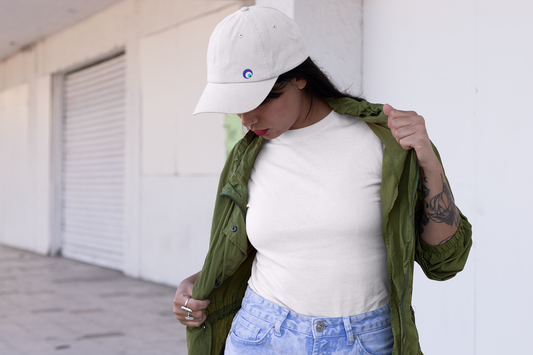 femme avec casquette Ayoun