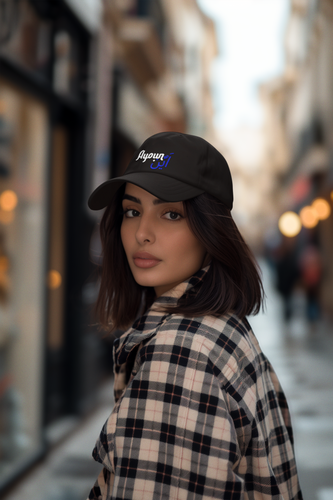 femme en chemise porte casquette Ayoun