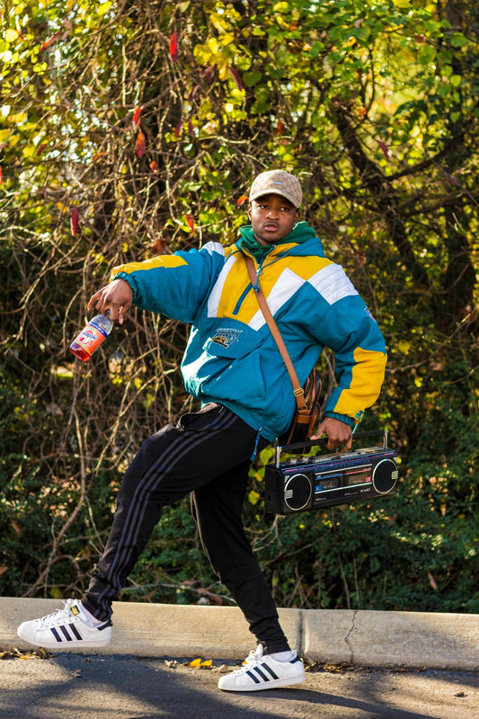 homme stylé avec radio station et casquette