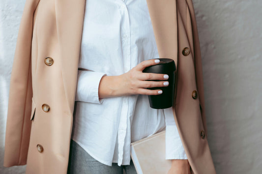 femme portant un bug en tenue de travail