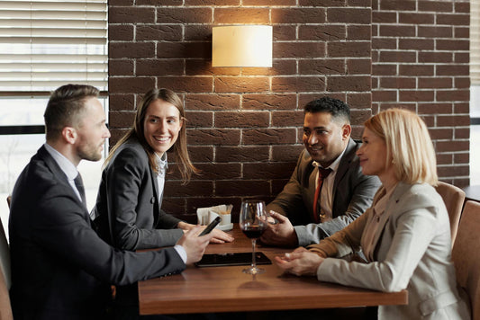homme et femme qui discutent après le travail autour d'un verre